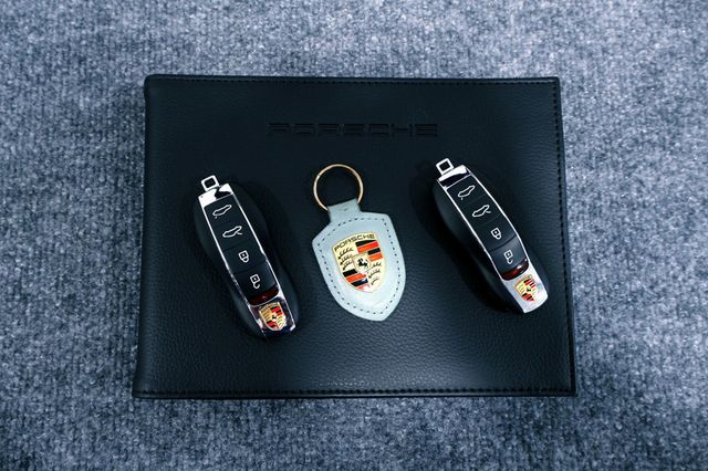 2023 Porsche 718 SPYDER Manual ARCTIC GREY...890 Miles...Rare 6sp Manual  - 22900830 - 34