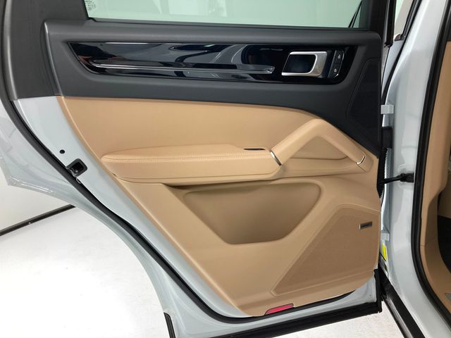 2023 Porsche Cayenne   - 22978787 - 15