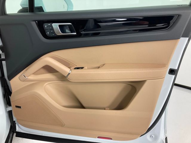 2023 Porsche Cayenne   - 22978787 - 19