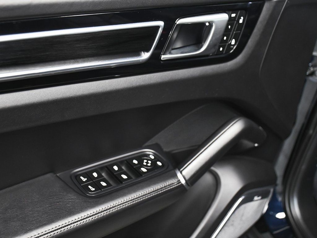 2023 Porsche Cayenne GTS photo 6