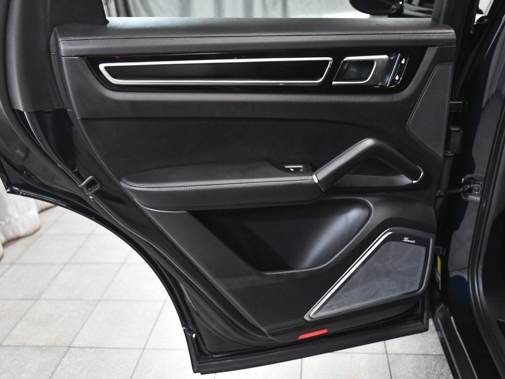 2023 Porsche Cayenne GTS photo 9