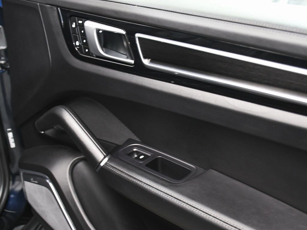 2023 Porsche Cayenne GTS photo 15