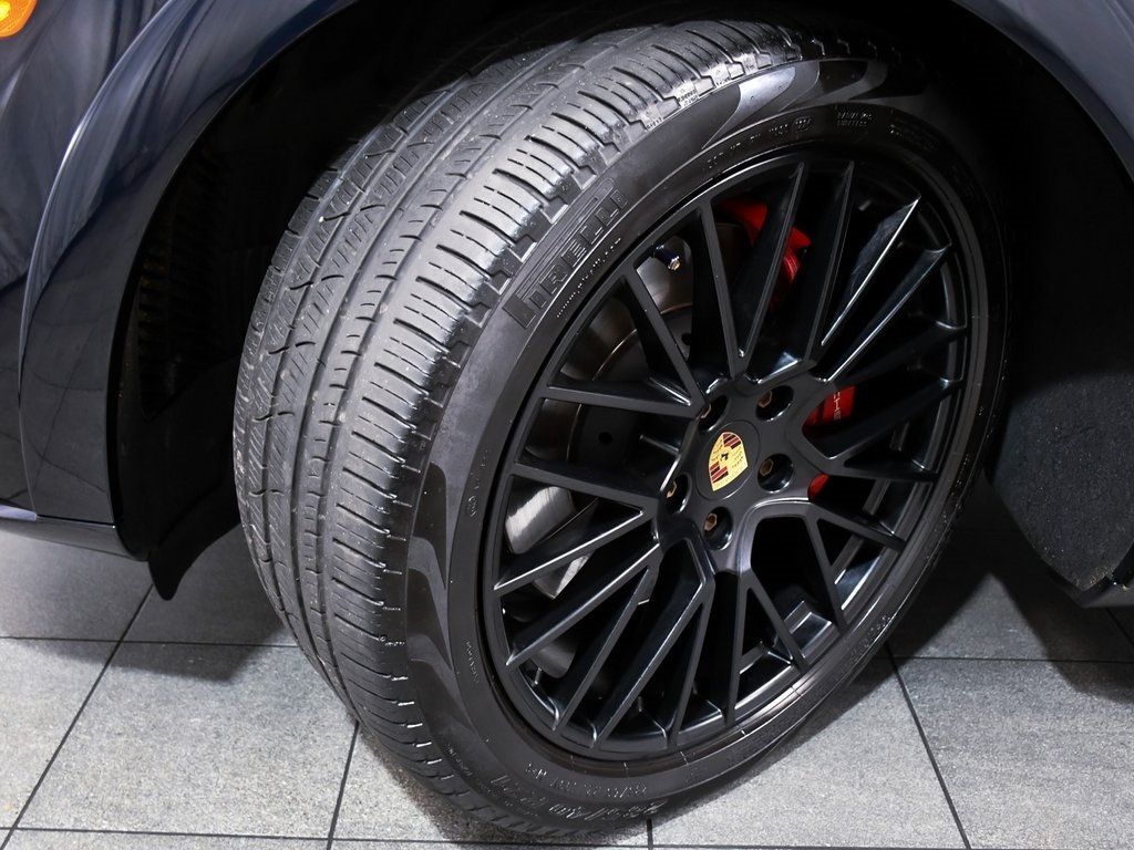 2023 Porsche Cayenne GTS photo 3