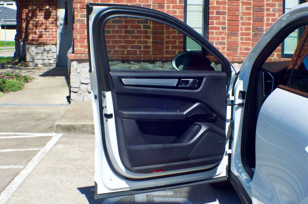 2023 Porsche Cayenne MSRP$113080/PlatinumEdition/HybridCoupe/SoftCloseDoors/NAV - 22996225 - 17