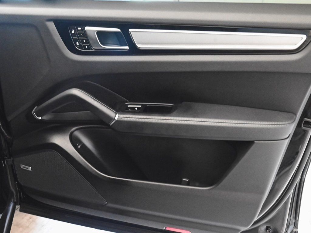 2023 Porsche Cayenne Platinum Edition photo 11