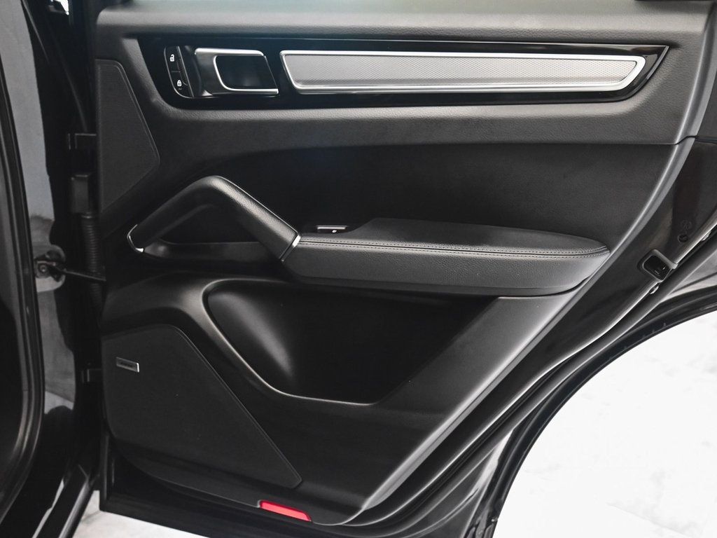 2023 Porsche Cayenne Platinum Edition photo 13