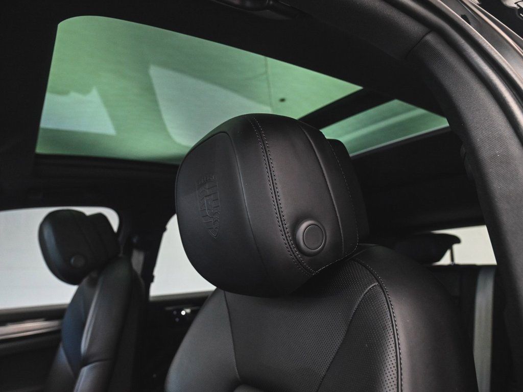 2023 Porsche Cayenne Platinum Edition photo 27