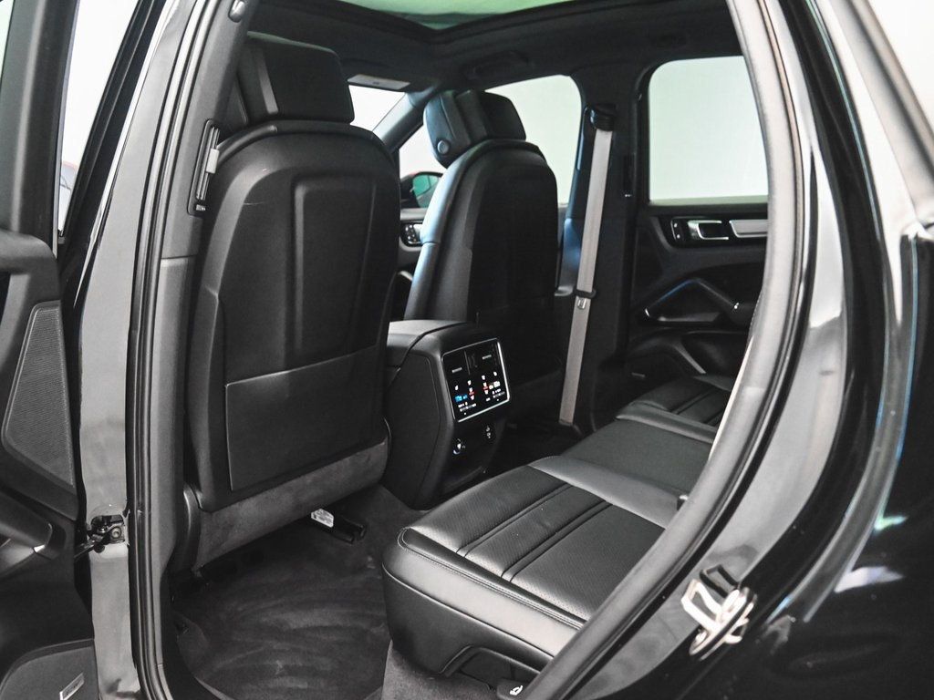 2023 Porsche Cayenne Platinum Edition photo 28
