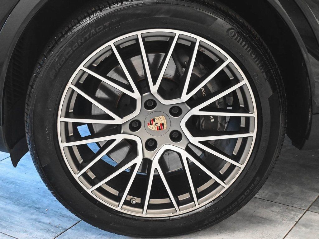 2023 Porsche Cayenne Platinum Edition photo 7