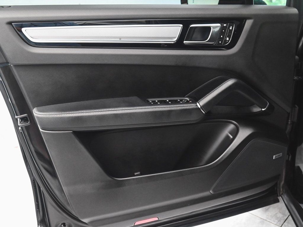 2023 Porsche Cayenne Platinum Edition photo 8