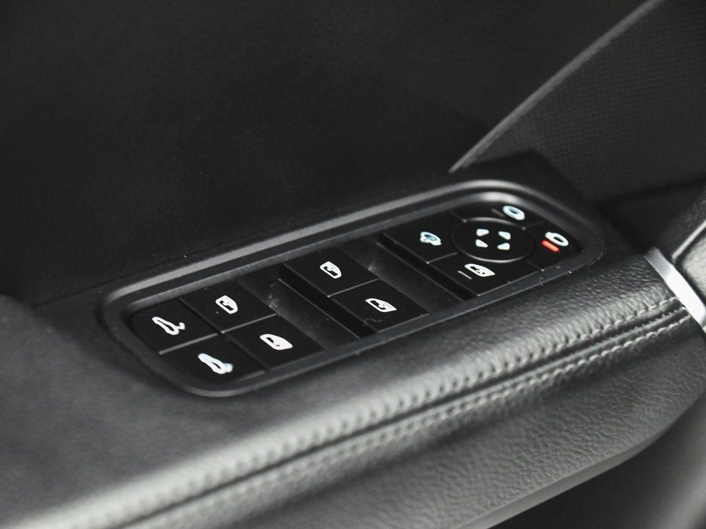 2023 Porsche Cayenne Platinum Edition photo 9