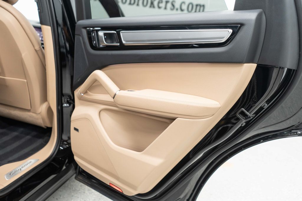 2023 Porsche Cayenne Platinum Edition photo 27