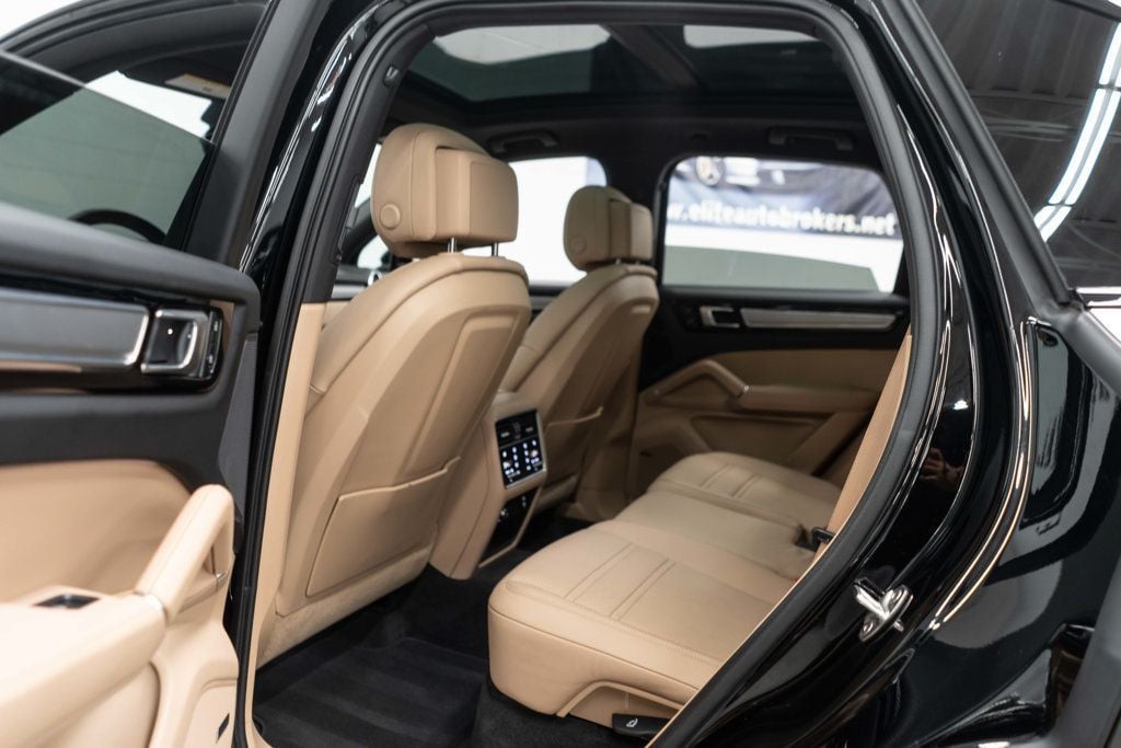 2023 Porsche Cayenne Platinum Edition photo 28