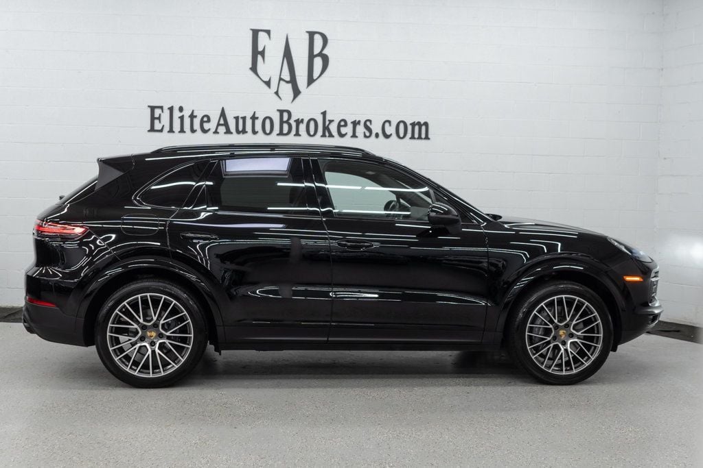 2023 Porsche Cayenne Platinum Edition photo 3