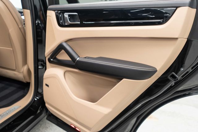 2023 Porsche Cayenne Platinum Edition Hybrid Coupe - 23048902 - 33