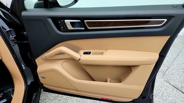 2023 Porsche Cayenne Platinum Edition w/ Premium Package Plus, ACC & Surround View - 23041425 - 26