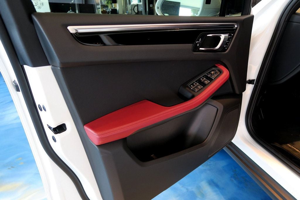 2023 Porsche Macan T photo 12