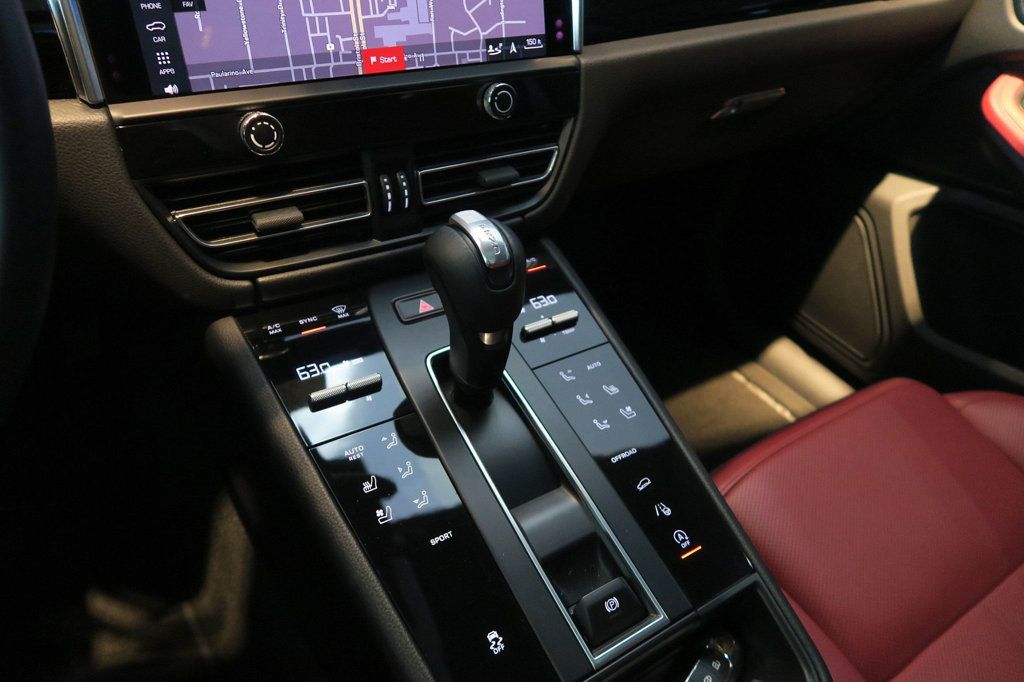 2023 Porsche Macan T photo 19