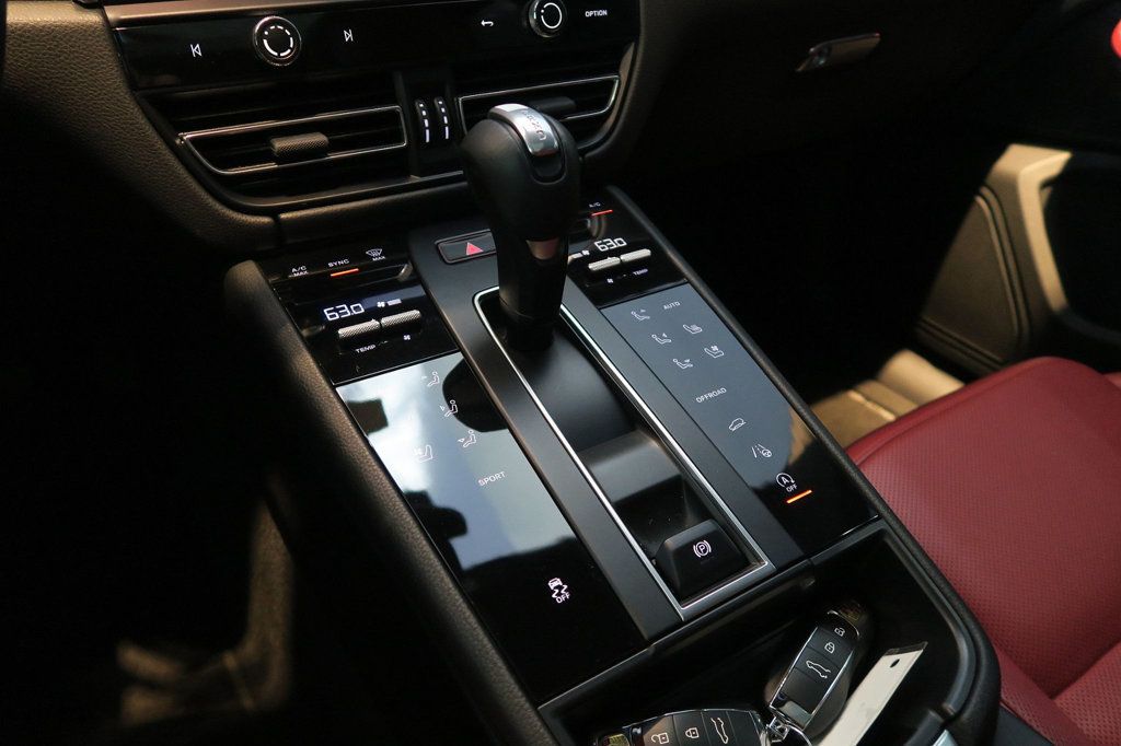 2023 Porsche Macan T photo 20