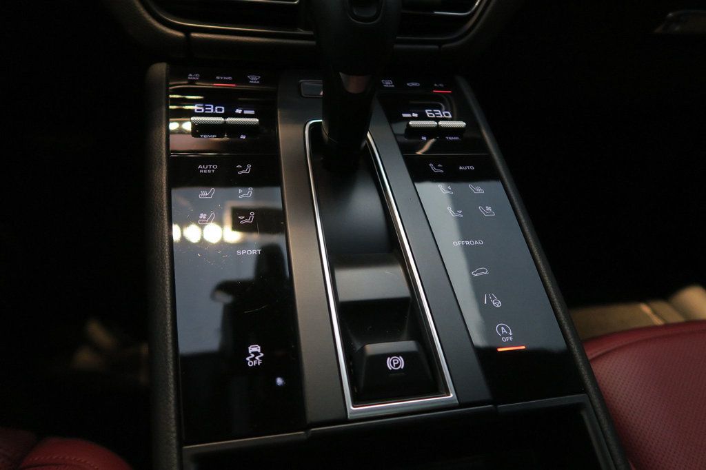 2023 Porsche Macan T photo 21