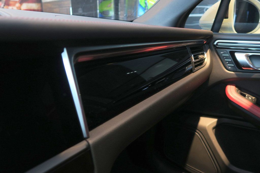 2023 Porsche Macan T photo 25