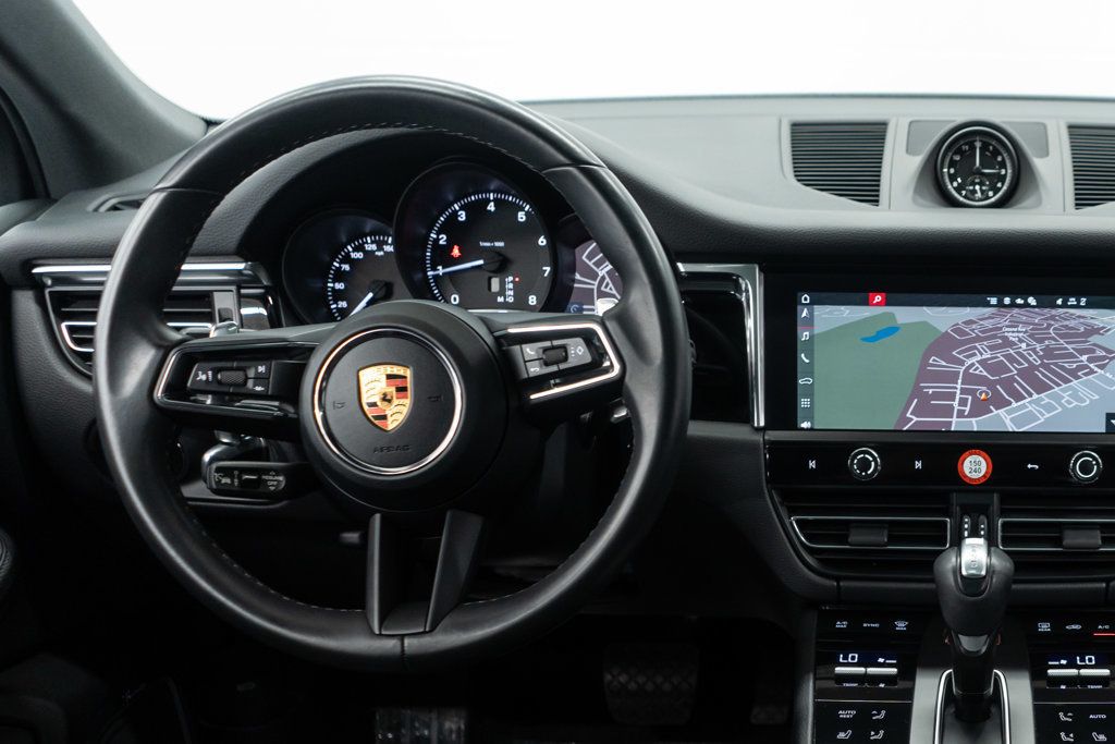 2023 Porsche Macan Base photo 16