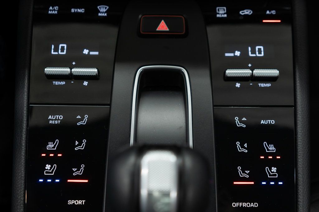 2023 Porsche Macan Base photo 18