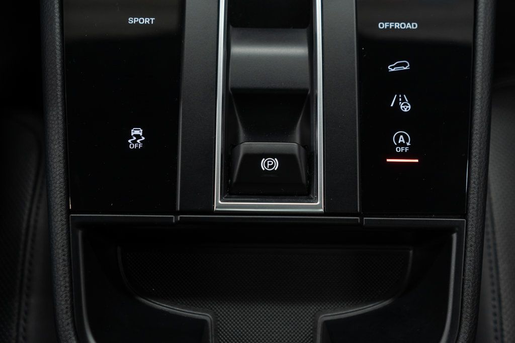 2023 Porsche Macan Base photo 19
