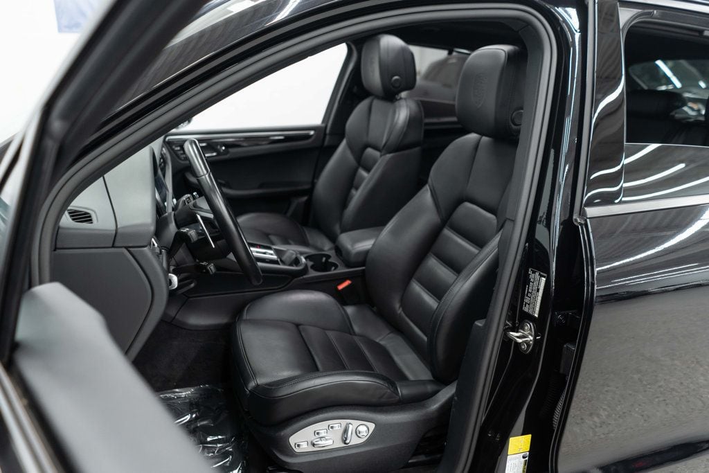 2023 Porsche Macan Base photo 7