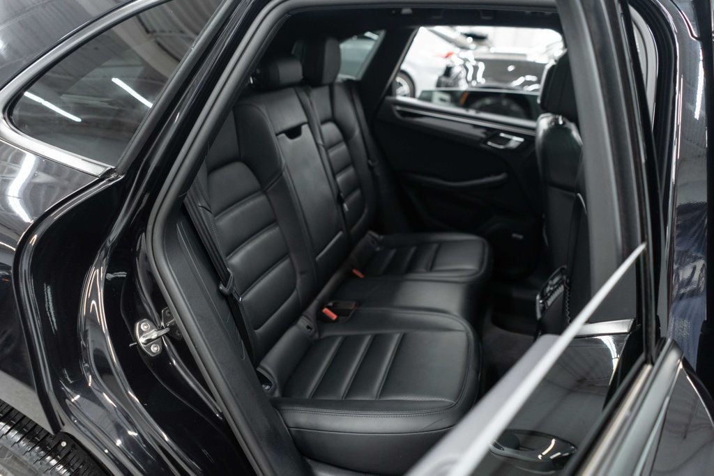2023 Porsche Macan Base photo 13