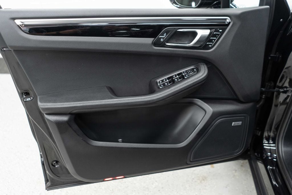 2023 Porsche Macan Base photo 14