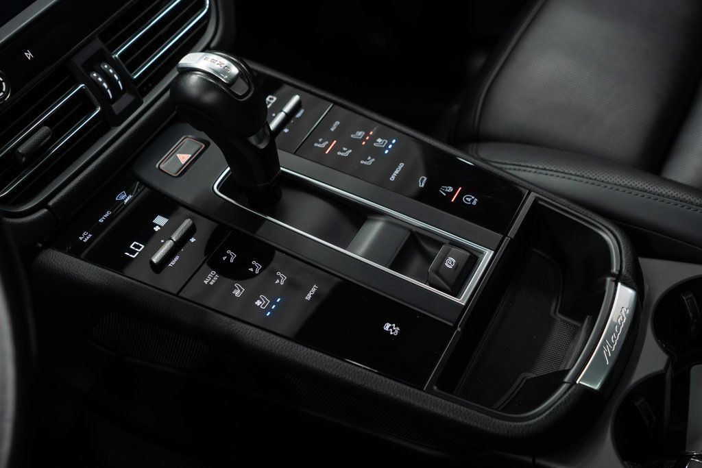 2023 Porsche Macan Base photo 17