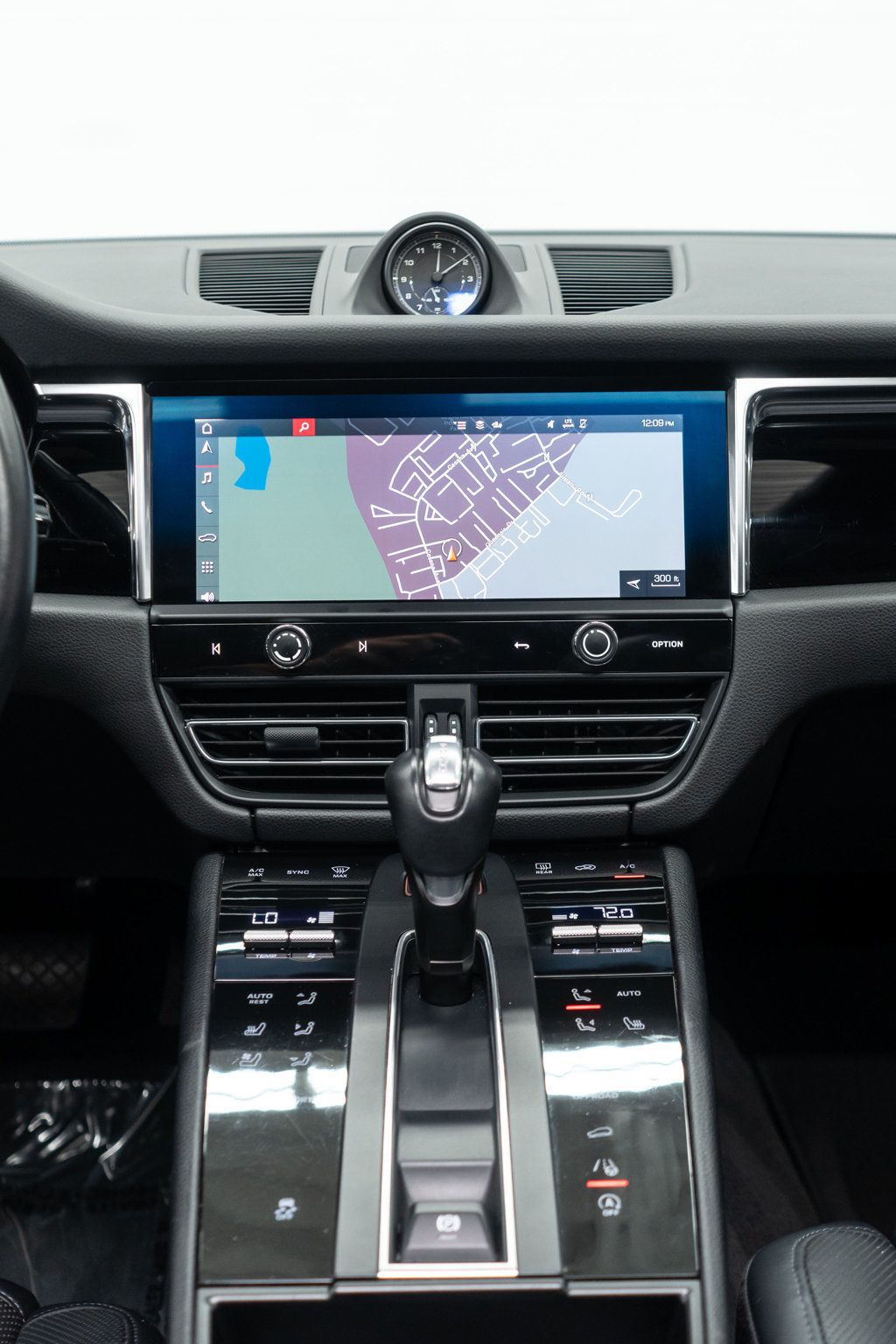 2023 Porsche Macan Base photo 26