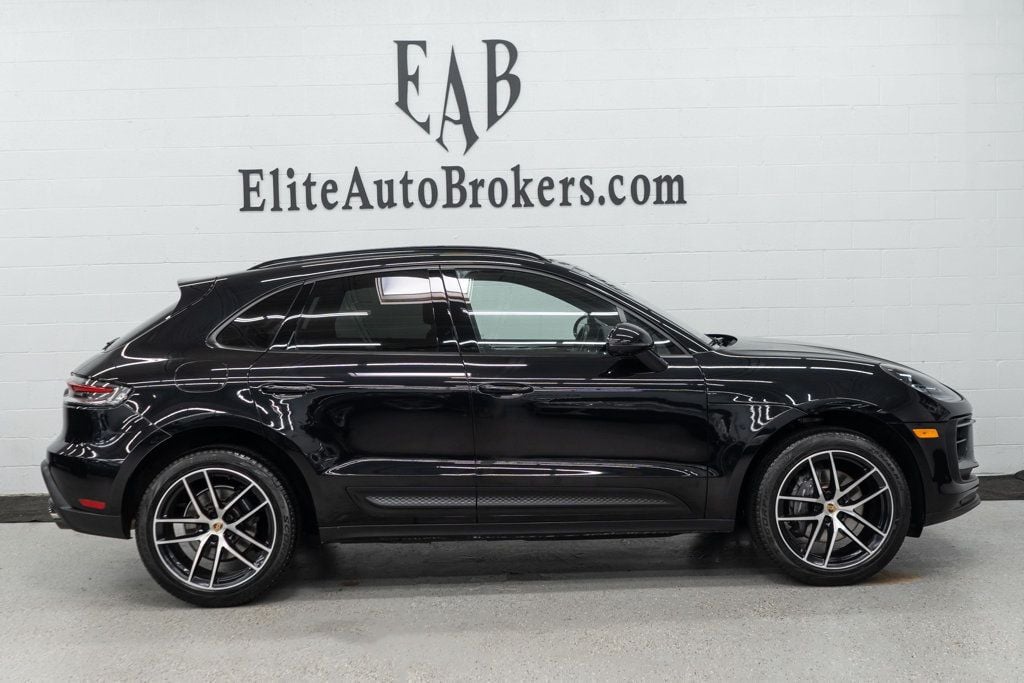 2023 Porsche Macan Base photo 3