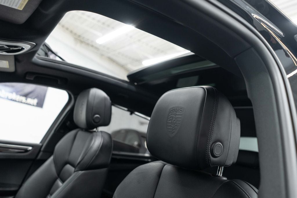 2023 Porsche Macan Base photo 6