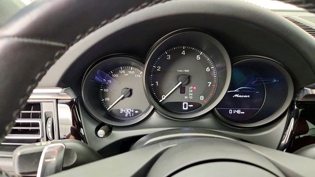 2023 Porsche Macan Base w/ Black / Bordeaux Red Leather Package & Surround View - 23079166 - 14