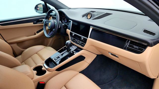 2023 Porsche Macan GTS AWD w/ Premium Pkg Plus & Sport Chrono - 23069435 - 24
