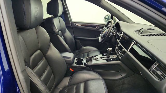 2023 Porsche Macan Macan T AWD w/ PDK Transmission & Sport-Tuned Chassis - 23040028 - 23