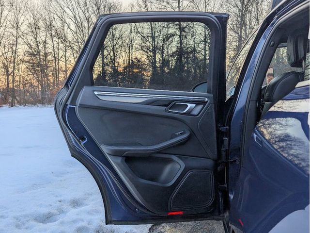 2023 Porsche Macan T - 23022245 - 10