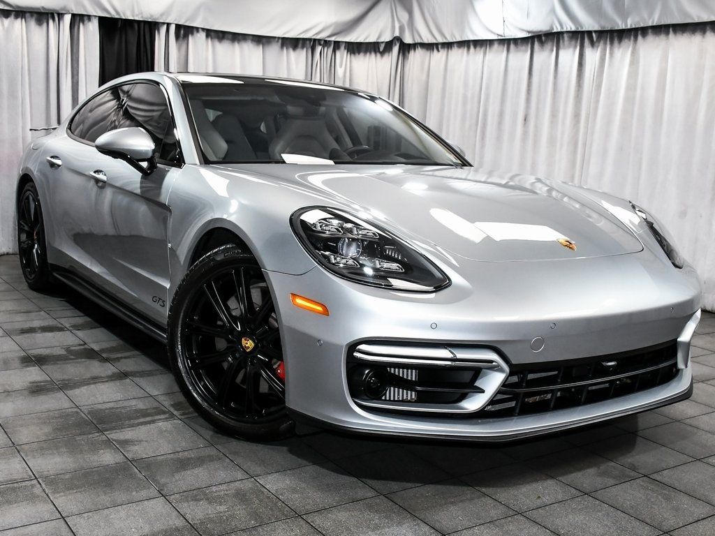 2023 Porsche Panamera GTS photo 3