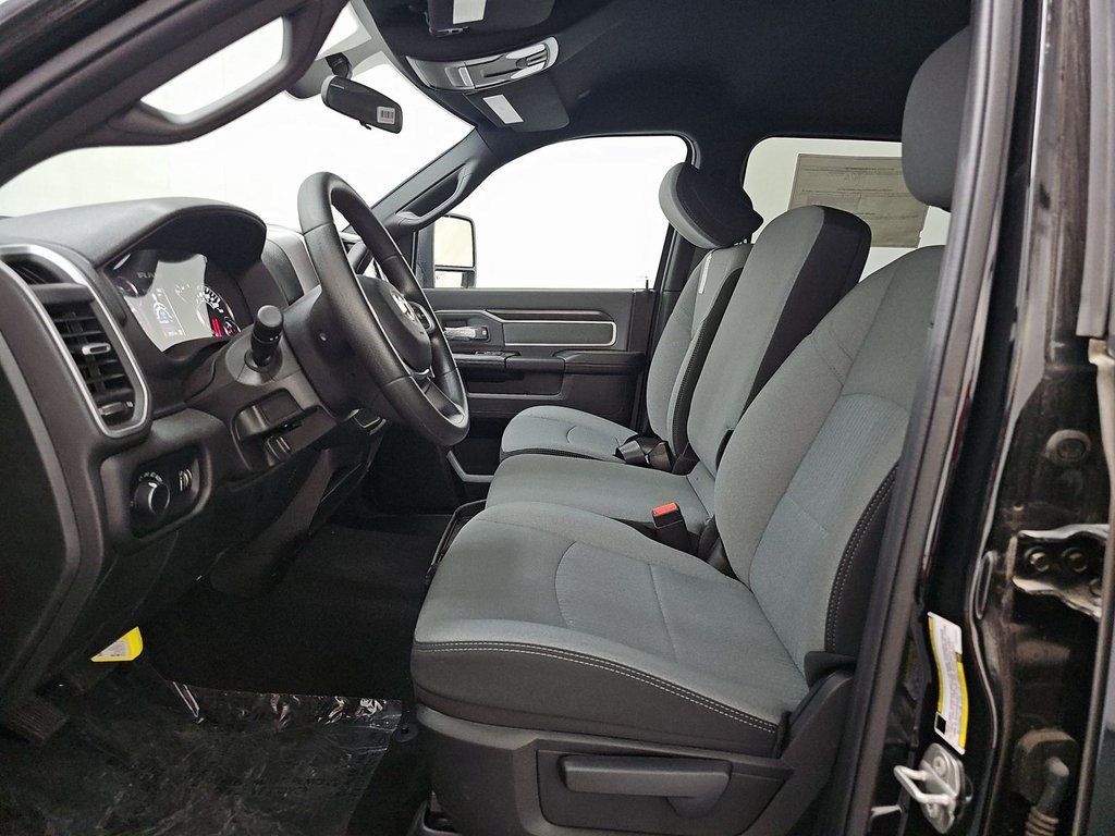 2023 Ram 3500 SLT photo 4