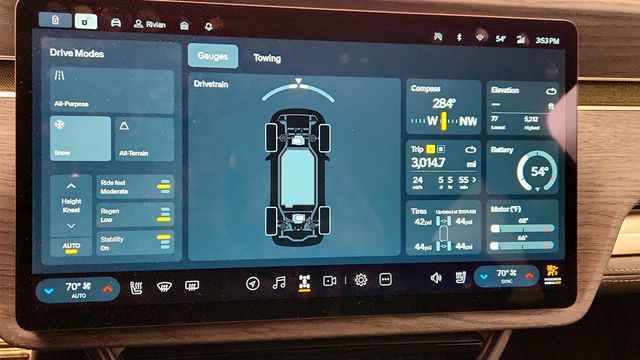 2023 Rivian R1S Adventure Dual-Motor Large Pack w/ 21'' Wheels (352-mile range) - 22924517 - 21