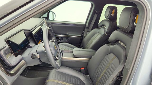 2023 Rivian R1S Adventure Dual-Motor Large Pack w/ 21'' Wheels (352-mile range) - 22924517 - 24