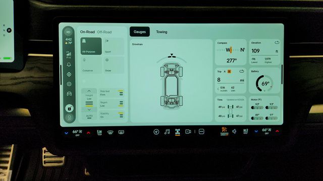 2023 Rivian R1S Adventure Quad-Motor AWD w/ Large Pack & 20'' All-Terrain Wheels - 23090003 - 18