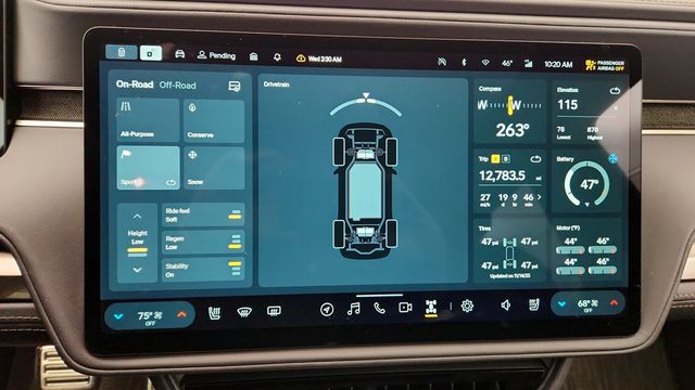 2023 Rivian R1S Adventure Quad-Motor Large Pack - 22947888 - 17