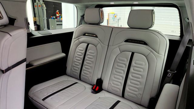 2023 Rivian R1S Adventure Quad-Motor Large Pack w/ 20'' Wheels (289-mile range) - 22977731 - 19