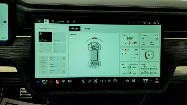 2023 Rivian R1S Adventure Quad-Motor Large Pack w/ 22'' Sport Wheels - 23007584 - 18