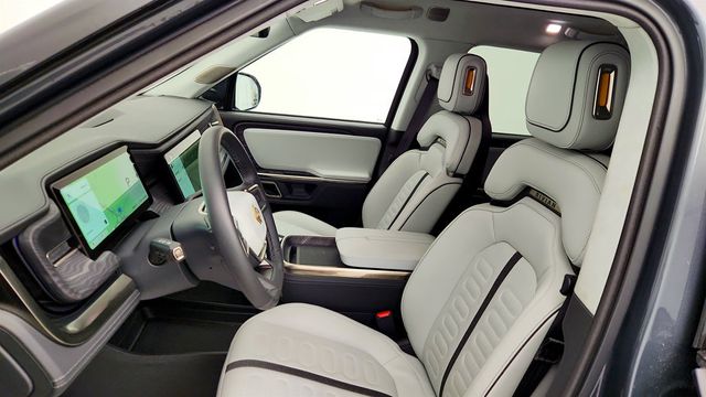 2023 Rivian R1S Adventure Quad-Motor Large Pack w/ 22'' Sport Wheels - 23007584 - 21