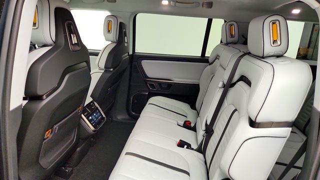 2023 Rivian R1S Adventure Quad-Motor Large Pack w/ 22'' Sport Wheels - 23007584 - 22