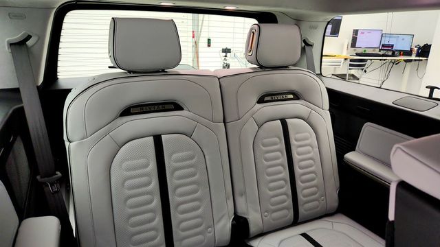 2023 Rivian R1S Adventure Quad-Motor Large Pack w/ 22'' Sport Wheels - 23007584 - 24